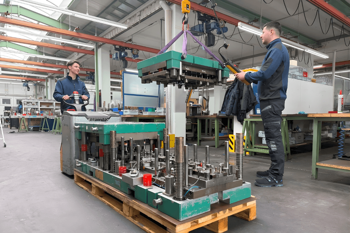 Werkzeugmechaniker / Werkzeugmacher (m/w/d) Wartung und Neubau Serienwerkzeuge bei MAYRHÖNES Metallumformung GmbH