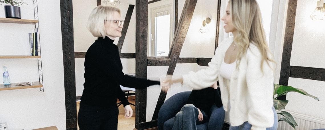 Medizinische Fachangestellte (MFA) in einer modernen Privatpraxis für Adipositasmedizin bei Josefin Kirsch Medkirsch