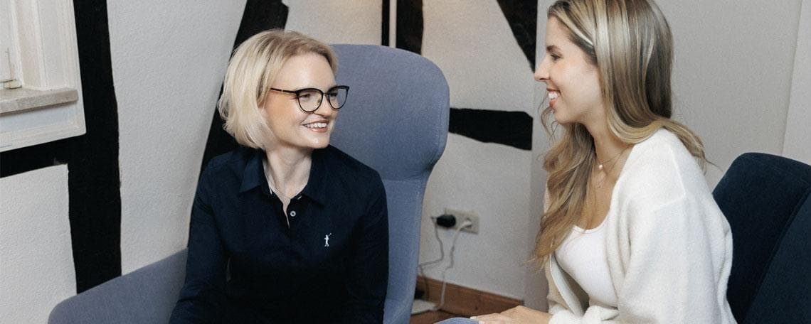 Medizinische Fachangestellte (MFA) in einer modernen Privatpraxis für Adipositasmedizin bei Josefin Kirsch Medkirsch
