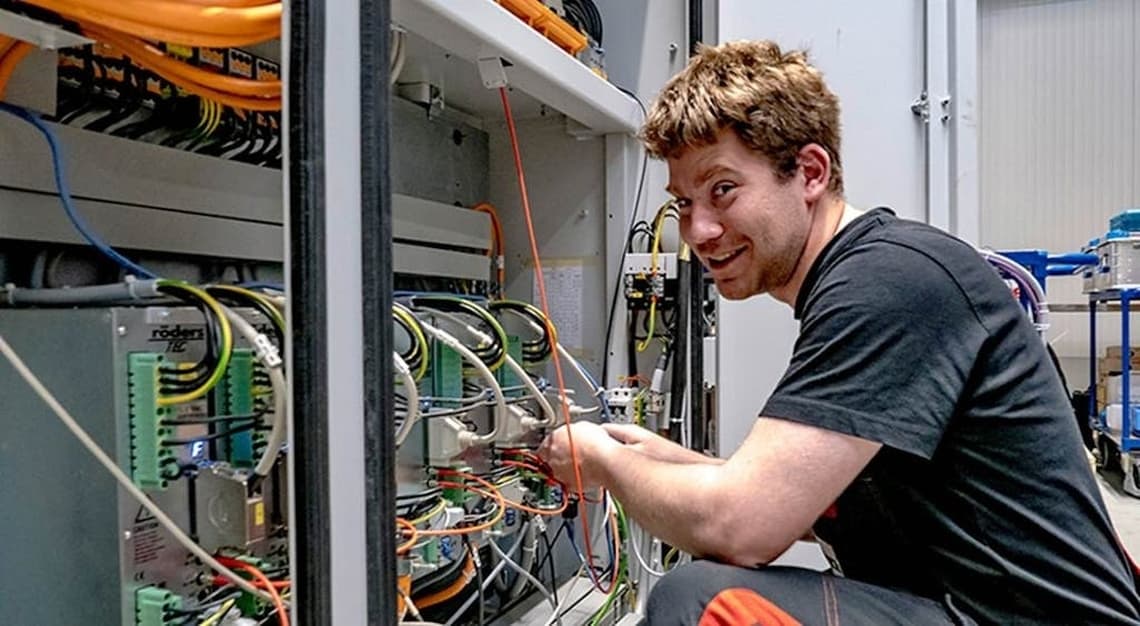 Elektrofachkraft (m/w/d) für Schaltschrankbau von High-Tech-Maschinen und Automation bei Röders GmbH